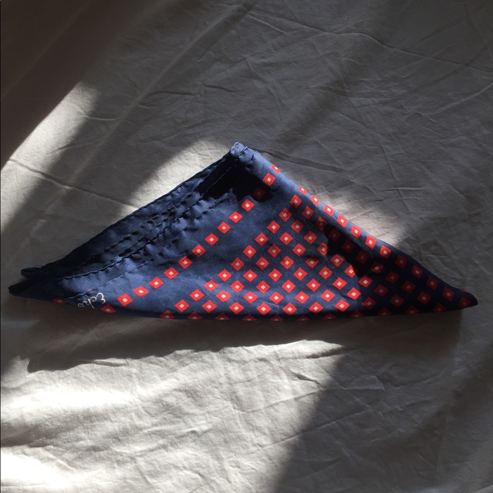 red and blue ascot